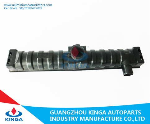 Porcellana Carro armato di plastica dell'entrata del radiatore di Mt della raccolta di Nissan nel colore nero per la sostituzione fornitore