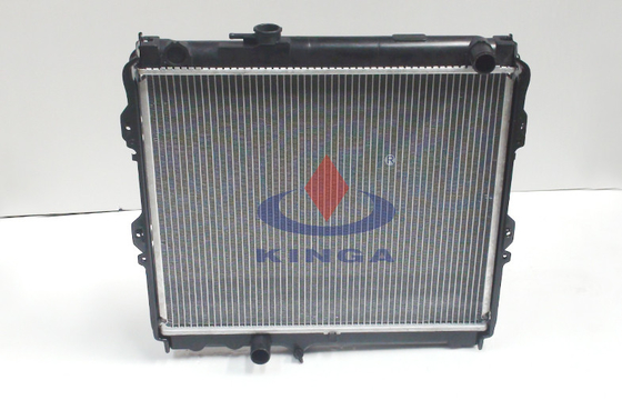 Porcellana 16400-75240 il flusso automatico parte il radiatore di toyota per HILUX RZN149R PETROL 1997 fornitore