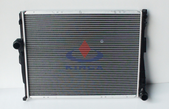Porcellana Una sostituzione su ordinazione del radiatore di BMW di 316/318i 1998, 2002 OEM della TA 9071517/9071518 fornitore